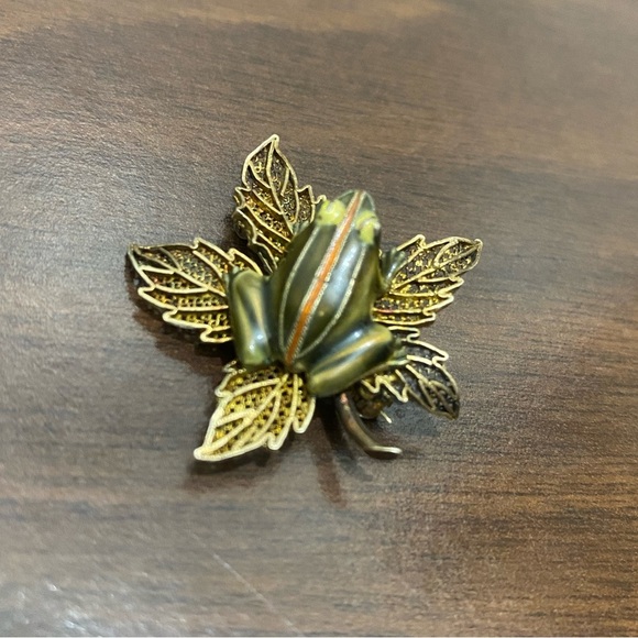 Enameled Frog/Toad PIN Maple Leaf VERY UNIQUE Dimensional GoldWashMarked Silver - Picture 2 of 4